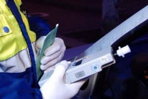 Beat şi fără permis, un şofer a izbit cu maşina un pieton din Oradea, a lovit un stâlp şi s-a făcut nevăzut. Două persoane au ajuns la spital