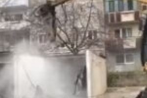 VIDEO. Nicolae Robu s-a apucat să dărâme garajul fiului său! E maestru de şantier!