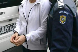 Tânăr din Roşia Montană, REȚINUT de poliţişti: Ar fi distrus geamurile unui imobil din Abrud şi a condus, cu permisul suspendat, un vehicul neînmatriculat. Mai este cercetat în alte două dosare penale
