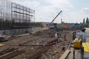 Construcţia pasajului de la Piaţa 100 a intrat în faza ridicării viitorului zid de sprijin (FOTO / VIDEO)