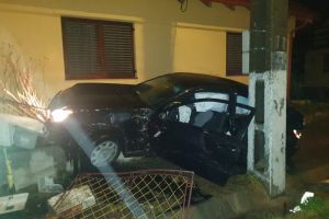 FOTO – Un sibian a intrat cu maşina într-un stâlp – Era beat şi fără permis