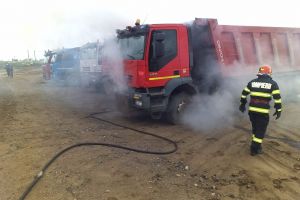 FOTO. Incendiu la un camion în municipiul Satu Mare. Pompierii au intervenit de urgenţă