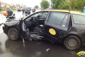 FOTO. Impact violent între un taxi şi o maşină, în Satu Mare. Un şofer a rămas încarcerat