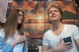 Recunoştinţa faţă de ”îngerii în halate albe”, exprimată în cântec de Corina şi Virgil Rus