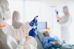 Peste 300 de noi îmbolnăviri cu coronavirus. Ridicarea restricţiilor rămâne sub semnul întrebării