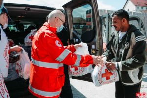 FOTO – Ajutoare de la Crucea Roşie pentru egiptenii şi tunisienii rămaşi pe drumuri la Sibiu