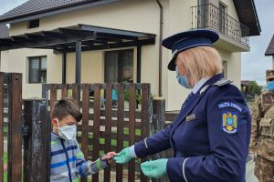 Diplomă şi insignă pentru un băiat de 8 ani, din partea Poliţiei bistriţene. ”Mihai, îţi mulţumim!”
