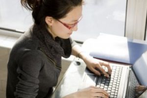 7 din 10 români vor să lucreze de acasă câteva zile pe săptămână şi chiar şi după 15 mai