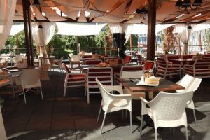 Mall-urile, restaurantele şi terasele rămân închise după 15 mai