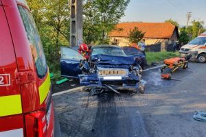Eveniment rutier in judetul Timis. Trei victime, dintre care una ranita grav. Implicate un autoturism si un autotren (galerie foto) 