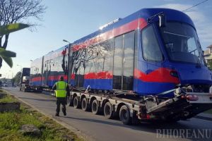 Primul tramvai nou produs de Astra Arad a ajuns marţi dimineaţă la Oradea (FOTO)