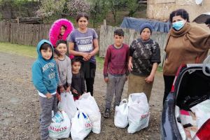 120 de familii nevoiaşe din judeţ au primit alimente şi produse de igienă din partea ...