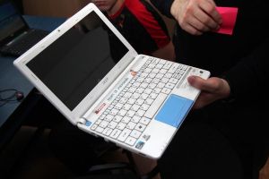 Sindicatele din educaţie cer dotarea profesorilor cu tablete sau laptopuri pentru ...
