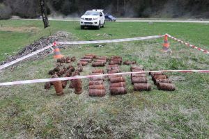 Cantitate mare de muniţie germană, ridicată de pirotehnişti din zona unei linii de front ...