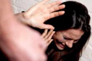 Și-a lovit iubita cu pumnii: Dosar penal şi ordin de protecţie pentru un bărbat din Roşia Montană