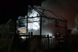 Fumatul e periculos! Un hambar plin cu fân şi paie s-a făcut scrum, din cauza unei ţigări (FOTO)