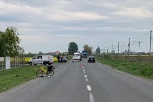 Biciclistul ACCIDENTAT în această dimineaţă pe drumul Arad – Șofronea a MURIT (FOTO)