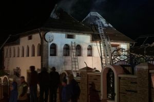 Acoperişul unei case din comuna Voitinel, distrus într-un incendiu