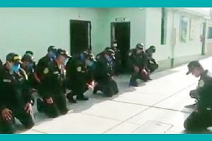 VIDEO. Imaginile care au făcut înconjurul lumii! Poliţiştii ce se roagă în grup înainte de misiune