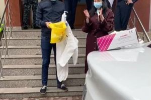 FOTO: Poliţiştii instruiţi de DSP Vrancea | Doctorii epidemiologi i-au învăţat cum se foloseste echipamentul de protecţie