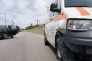 Graba strică treaba! Ambulanţă oprită cu forţa pe o stradă din Moldova Nouă