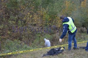 Tânăr ucis cu topoarele de rudele fostei soţii şi aruncat în şanţ