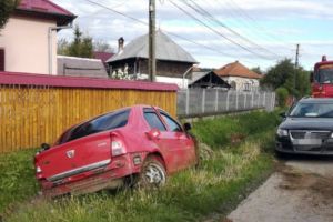 S-a oprit cu Loganu-n şanţ