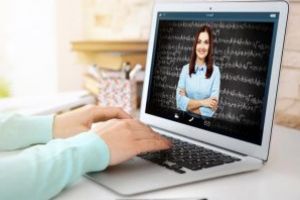 ISJ solicită sprijinul comunităţii pentru dotarea elevilor defavorizaţi cu aparatură pentru învăţământ online