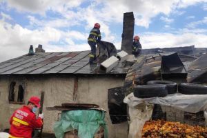 FOTO: Locuinţă mistuită de flăcări, la Gologanu | Un căţeluş a fost salvat din mijlocul văpăii