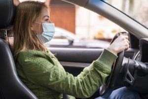 Masca purtată în autoturism devine obligatorie. Ministrul Sănătăţii a făcut anunţul