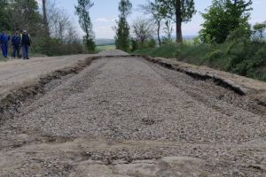 FOTO! Au început lucrările pe drumurile judeţene. Unde se toarnă asfalt
