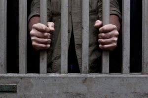 Tânăr arestat preventiv, după ce i-a ameninţat pe vecini şi pe poliţiştii veniţi să-l ...