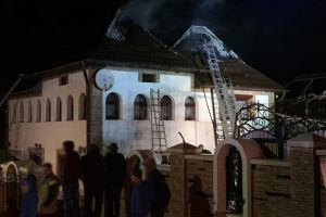 Acoperişul unei case din comuna Voitinel, distrus într-un incendiu