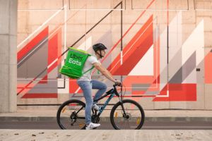 Decizie neaşteptată: Uber Eats îşi retrage operaţiunile de pe opt pieţe, inclusiv România. Care este motivul