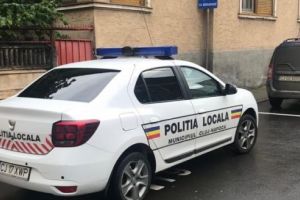 Poliţia locală din Cluj-Napoca a intrat în grevă japoneză şi poartă banderole albe pe braţ