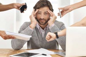 STUDIU: Angajaţii români, stresaţi şi obosiţi la job. Cea mai afectată categorie de vârstă este 18-35 de ani. Ce spun psihologii