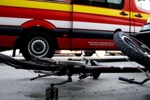 Marţi, trei ceasuri rele: O şoferiţă a acroşat cu maşina o biciclistă şi a fugit de la locul accidentului, iar alta a ajuns cu maşina în şanţ