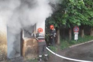 Pompierii băimăreni au intervenit pentru stingerea unui incendiu izbucnit la o gheretă de pe strada Victor Babeş