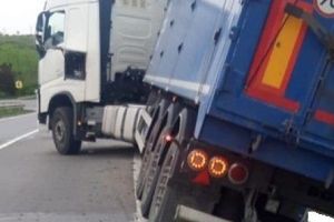 FOTO: Camion ieşit în decor în zona Acăţari!