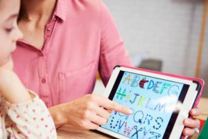 Greu cu gadgeturile pentru elevi! Prefectura Timiş mulţumeşte primăriilor care cumpără tablete, Asociaţia Comunelor cere bani de la Bucureşti