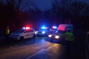 Si-au facut-o cu mana lor! Chef cu muzica si bautura, in miez de noapte, in parcarea unui bloc din Braila / Isprava a fost ca un magnet pentru politisti