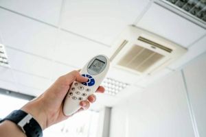 Ne putem infecta cu COVID-19 de la aerul condiţionat? Virgil Musta: ”Dacă aceste instalaţii nu au filtre speciale, ele reprezintă o sursă de contaminare”