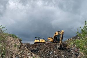 Au început lucrările de închidere a primului depozit de gunoi neconform, din judeţul Braşov