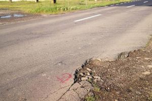 Gropi şi fisuri pe drumul dintre Sânmihaiu Român şi Sânmihaiu German, lângă Timişoara