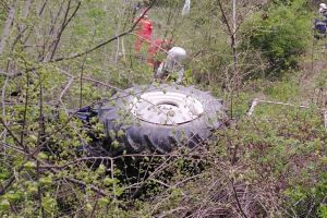 FOTO Tragedie! Un bărbat a murit după ce s-a răsturnat cu tractorul într-o râpă
