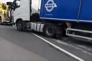 Camionul ieşit în decor lângă Acăţari, condus de un şofer băut!