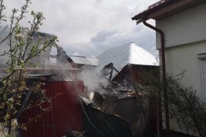 FOTO: Casă din Dragosloveni distrusă de flăcări
