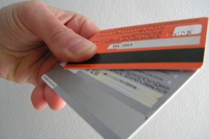 CORONAVIRUS. Cash sau card? Germanii pun deoparte mai mulţi bani numerar, în timp ce ofertele de plăţi cu cardul se înmulţesc