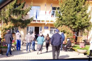 Scandal la Bosanci între primar şi un grup de localnici. ...