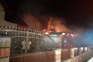 Un incendiu a afectat grav o gospodărie din comuna Voitinel, marţi seara